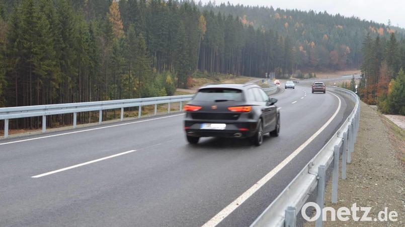 Der Verkehr auf der B299 über den Hessenreuther Berg rollt seit Freitagmittag wieder. Einzige Einschränkung ist die Umfahrung bei der Fauna-Brücke auf der Kuppe des Berges, die erst noch gebaut werden muss. Bild: Benkhardt