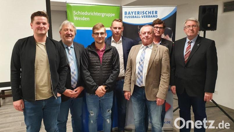 Die neue Gruppenführung der Schiedsrichter-Gruppe Weiden (von links): Der neue Lehrwart Andreas Betzl, Bezirksschiedsrichterobmann Andreas Allacher, Christoph Busch, Andreas Stolorz, SR-Obmann Willi Hirsch, Fritz Betzl und Bezirksvorsitzender Thomas Graml. Bild: Willi Hirsch/exb