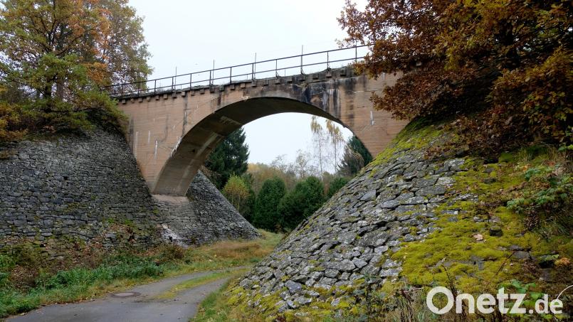 Die große und kleine Bahnbrücke der früheren Bahnlinie Floß – Flossenbürg gehören längst zu den Baudenkmälern im Markt. Sie sollen in den Spanzierweg in das historische Floß mit einbezogen werden. Bild: le