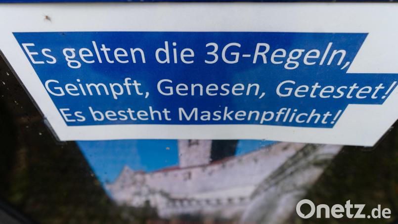 Ab diesem Samstag gelten die neuen, verschärften Corona-Regeln in Bayern. Ist dann die gelbe Ampel-Stufe erreicht, gilt überall dort 3G-Plus, wo vorher 3G galt. Es gibt aber Ausnahmen. Bild: Nicolas Armer/dpa