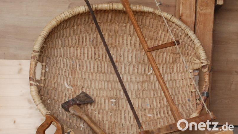 Die Hauptwerkzeuge eines Schreinerlehrlings waren ein Hobel, ein Holzhammer, eine Säge und ein &quot;Hackl&quot;. Bild: cvl