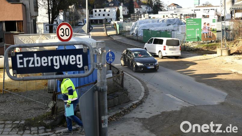 Hier durften die Autos am Dienstag noch die Sulzbacher Straße befahren. Ab Mittwoch, 10. November, ist der Bereich zwischen den Abzweigungen zum Erzbergweg und zur Dr.-Robert-Strell-Straße aber wieder gesperrt. Bild: Petra Hartl