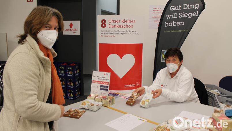 Blutspenderin Gabriele Sieder (links) freute sich über die tolle Auswahl an Fair-Trade-Produkten und entschied sich für eine Tafel Schokolade. Bild: fks