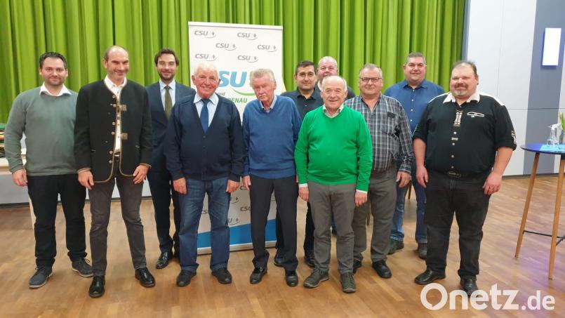 Bürgermeister Sebastian Hartl, CSU-Ortsvorsitzender Roland Rauch und CSU-Kreisvorsitzender Stephan Oetzinger (von links) danken den langjährigen Mitgliedern Hermann Frischholz, Josef Wagner, Christian Lorenz, Josef Kres, Georg Kick (hinten), Peter Kagerer, Stefan Duschner und Harald Kres für ihre Treue zum CSU-Ortsverband. Bild: bey