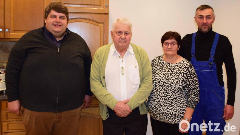 Irmgard und Alfons Graf freuen sich über die Glückwünsche von Illschwangs Bürgermeister Dieter Dehling und von Sohn Christian zu ihrer Goldenen Hochzeit. Bild: no