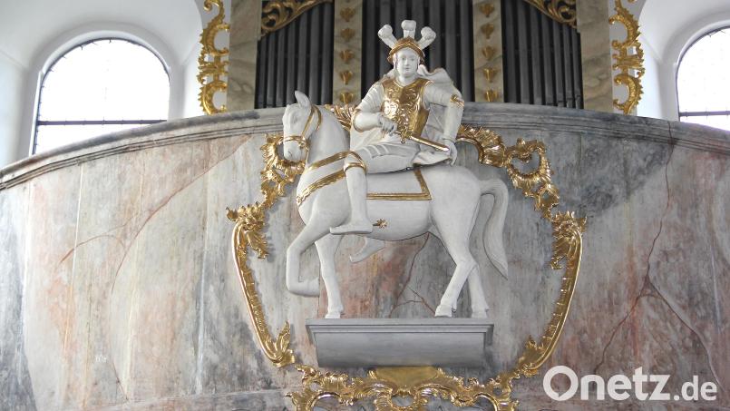 Neben dem Bild auf dem Hauptaltar gibt auch diese Reiterstatue an der Empore der Pfarrkirche die berühmte Szene mit der Mantelteilung des heiligen Martin wieder. Bild: Josef Böhm
