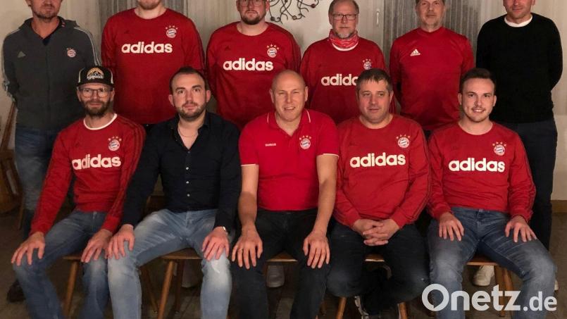 Das neugewählte Vorstandsteam der "Stiftland Bazis Schönkirch" (hinten,von links):	Rainer Löw, Lukas Strickner, Michael Preisinger, Wolfgang Schön, Michael Helgert und Tobias Schedl sowie (sitzend, von links)	Matthias Rübl, Kassier Andreas Schuller, Vorsitzender Markus Preisinger, Zweiter Vorsitzender Georg Strickner und Moritz Härtl. Nicht mit im Bild:	Christoph Mayer, Ernst Krapfl und Jürgen Preisinger. Bild: Stiftland Bazis/exb