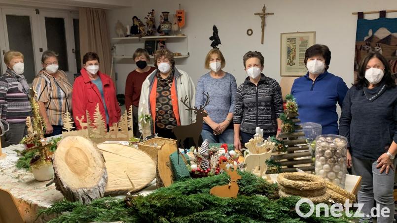 Aufgeteilt über die ganzen Räumlichkeiten im Pfarrheim binden die KAB-Frauen wieder fleißig verschiedene Advents- und Weihnachtsgestecke zugunsten der Mission. Bild: mez