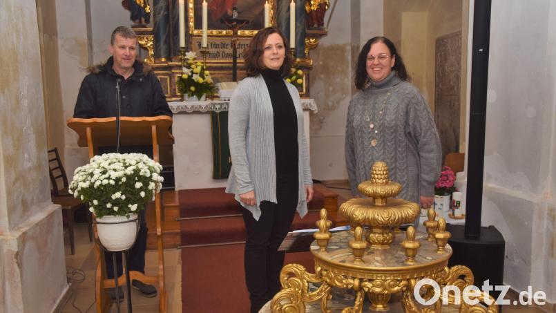 "Soulmate", das sind Bettina Mildner und Stefanie Gröger, sowie Veranstalter Wolfgang Göldner (von rechts) gestalteten mit Liedern und Texten die Benefizveranstaltung für die kleine Hanna. Bild: fz