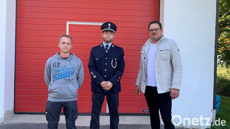 Neuer stellvertretender Kommandant der Feuerwehr Pechbrunn ist Tim Schreyer (links), er wird künftig Kommandant Mario Schulze (Mitte) bei seiner Arbeit unterstützen. Bürgermeister Stephan Schübel gratulierte dazu. Bild: Feuerwehr Pechbrunn/exb