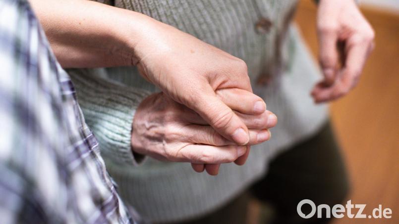 Die Pflege Angehöriger kann eine große Last sein - zeitlich, finanziell und emotional. Der Amberger Verein Pflegende Angehörige unterstützt dabei. Symbolbild: Jana Bauch