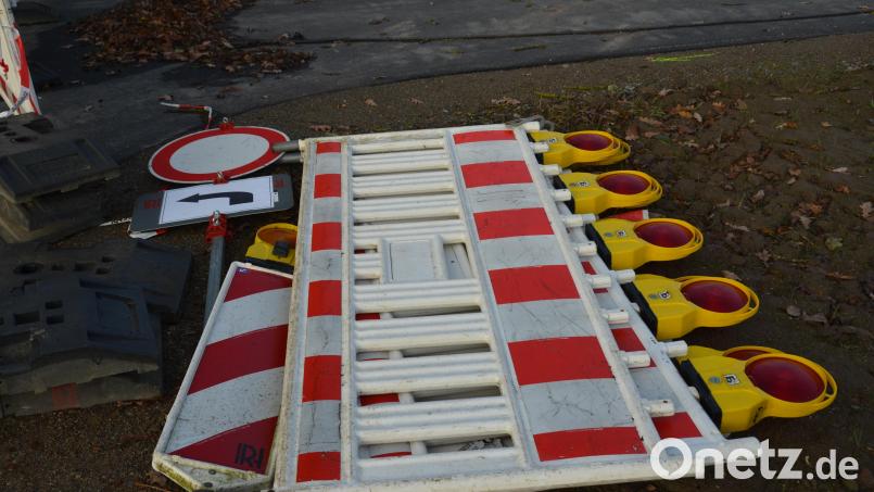 Die Sperrtafeln haben zumindest für das Winterhalbjahr auf der Kreisstraße 32 ausgedient. Im Frühjahr geht der Bau der zweiten Brücke über den Zottbach weiter. Bild: dob