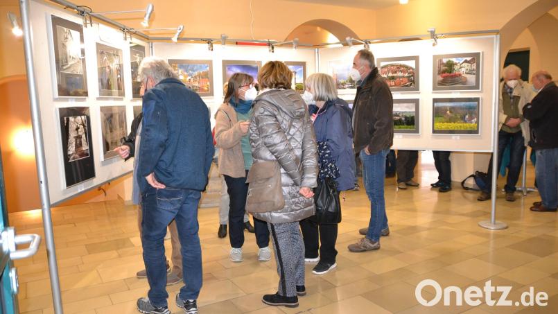 Zahlreiche Gäste bewunderten bereit am ersten Tag die großformatigen Bilder in der Ausstellung der BSW- Fotogruppe. Bild: hcz