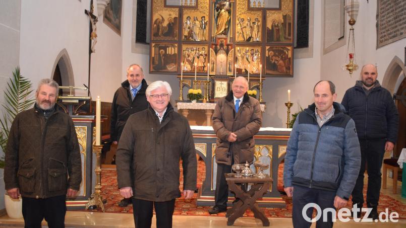 Die Marianische Männerkongregation konnte (vorne von links) Alfons Braun, Johann Manner und Michael Meier für 25 jährige Zugehörigkeit auszeichnen. Dazu gratulierten (hinten von links) Ortsvorsitzender Thomas Klar, Zentralpräses Pater Josef Schwemmer und Präses Pfarrer Hans Spitzhirn. Bild: bnr