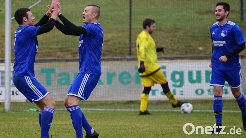 Alexander Auer (Zweiter von links) jubelt mit Sebastian Zahner nach seinem Treffer zum 1:0 für die Weiherner, hinten holt Gästekeeper Christian Harrer den Ball aus dem Netz. Bild: mr