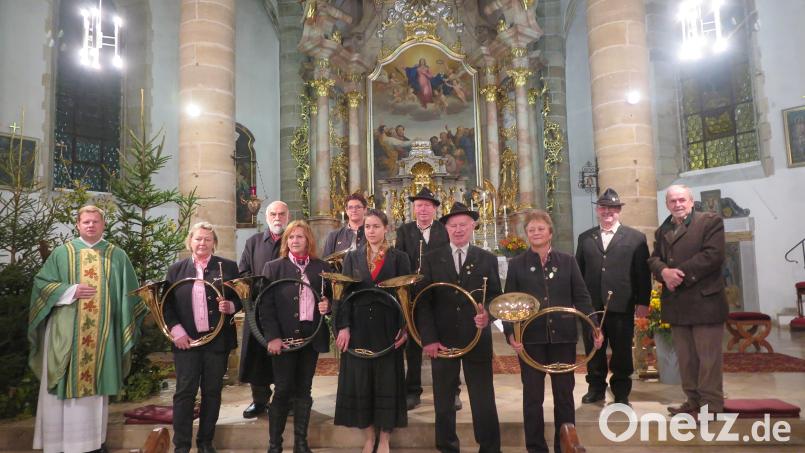 Ein „Vergelt’s Gott“ sagten Stadtpfarrer Thomas Kraus, Dr. Wolfgang Schinner (hinten links) und Bruno Ponnath (rechts) den Jagdhornbläsern. Bild: jzk