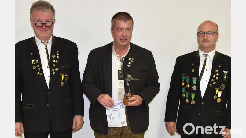 Dem Sieger des Sepplschießens, Josef Schmaußer (Mitte), gratulieren der Erste und der Dritte Schützenmeister, Robert Geitner (links) und Markus Gebhard (rechts). Bild: Reiner Hoffmann/exb