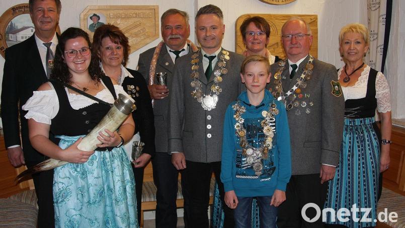 Einer der Höhepunkte des Festabends war die Proklamation der Schützenkönige. Im Bild von links Gauschützenmeister Manfred Zölch, Julia Gmeiner, Andrea Dietl, Georg Bächer, Matthias Bauer, Bettina Gmeiner, Philipp Kunz, Karl Greger und Zweite Schützenmeisterin Erika Ringel. Bild: wro