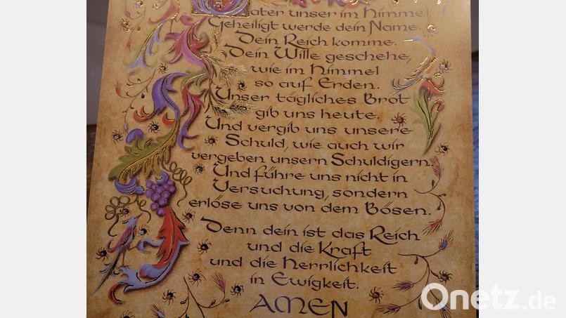 Bunt verziert und in schwungvoller Schrift wurde den Kommunionkindern das Vaterunser-Gebet überreicht. Bild: hmr