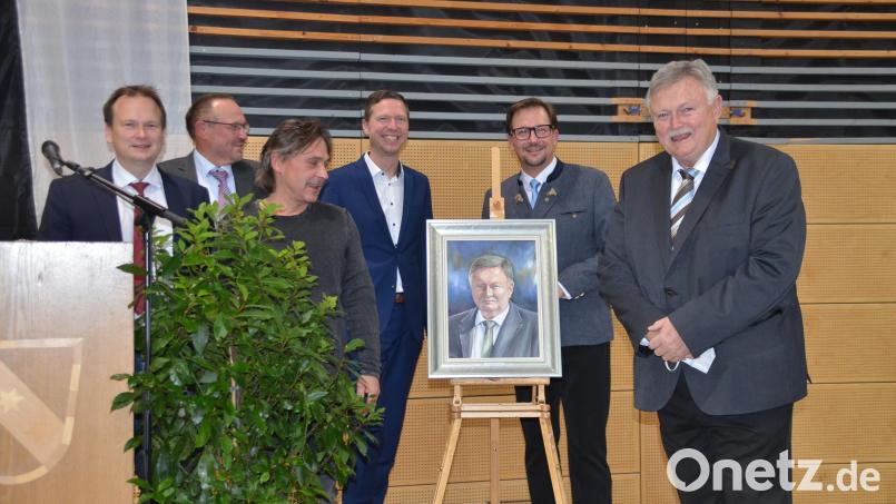 Für Altbürgermeister Manfred Porsch (rechts) gab es auch ein von Erwin Otte gemaltes Porträt, das Norbert Janko (Dritter von links) mitgebracht hatte. Das werk bewunderten auch Bürgermeister Christian Porsch, Zweiter Bürgermeister Rudi Heier, Landrat Florian Wiedemann und Dritter Bürgermeister Franc Dierl (von links). Bild: ak