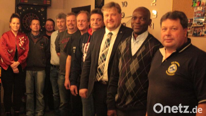 Die Krieger- und Soldatenkameradschaft Utzenhofen wählt eine neue Führungsriege (von links): Lisa Fromm, Laurenz Knott, Johann Tuchscherer, Leonhard Eichenseer, Peter Gradl, Vorsitzender Manfred Körner, Martin Riehl, Bürgermeister Stefan Braun, Pfarrer Charles Nwamiro und Roland Bösl. Bild: aun