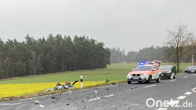 Bei einem Zusammenstoß im Kreuzungsbereich von AS 32 und AS 33 wurden alle Insassen verletzt und beide Autos erheblich beschädigt. Bild: Polizei Amberg