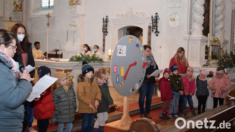 Die Uhr zeigt die verschiedenen Abschnitte in der Entwicklung des Franziskus-Kindergartens in den zurückliegenden 25 Jahren. Bild: bnr