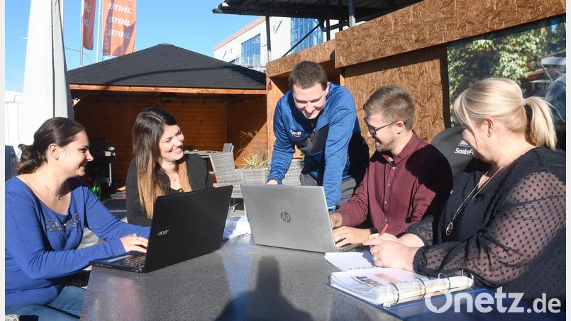 Neben Familienfreundlichkeit ist eine gute Work-Life-Balance für die Mitarbeiter Ziel von Personalchefin Anna Meindl (Zweite von links) und Betriebsratsvorsitzendem Christian Kurz (Zweiter von rechts) bei Eisen Knorr. In einem attraktiv gestalteten Außenbereich können Besprechungen, Pausen, Feiern und Grillseminare abgehalten werden. Bild: Gabi Schönberger