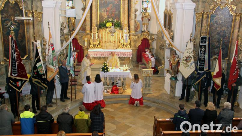 In Konzelebration mit Ruhestandspfarrer Max Stigler feierte Pfarrer Herbert Rösl die Eucharistie zum Kirchenpatrozinium. Bild: Josef Böhm