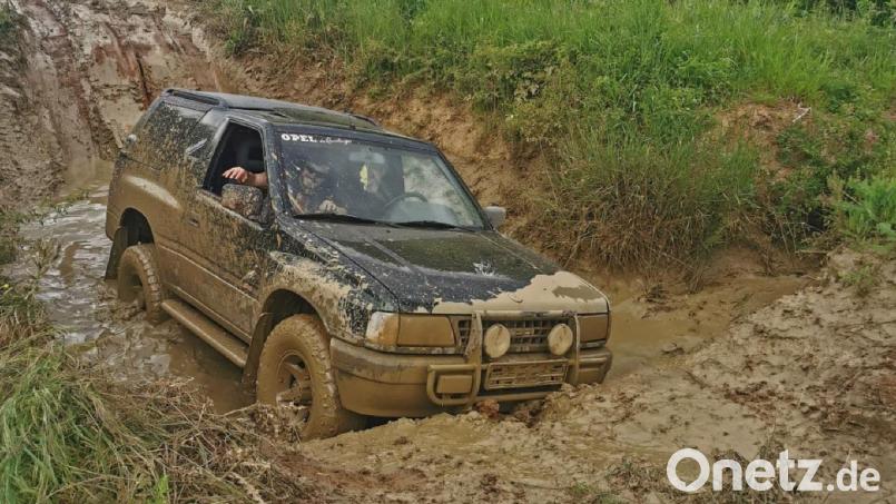 Es braucht mehrere Anläufe, bis dieser Geländewagen wieder aus dem Schlammloch kommt. Nachdem das Hobby in der Gemeinschaft mehr Spaß macht, hat Markus Dums den Verein Offroad Freunde Oberpfalz gegründet. Bild: Markus Dums/exb