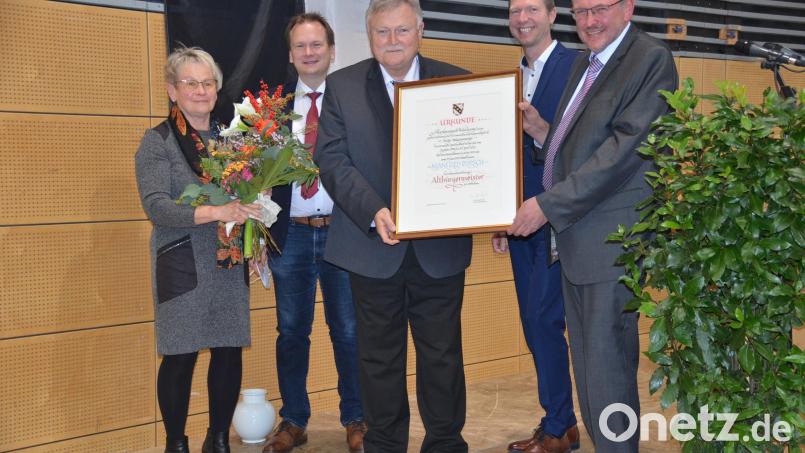 Blumen für Anita Porsch, die Ernennungsurkunde zum Altbürgermeister für Manfred Porsch (vorne, von links). Zur Auszeichnung gratulierten (hinten, von links) Bürgermeister Christian Porsch, Landrat Florian Wiedemann und Zweiter Bürgermeister Rudi Heier. Bild: ak