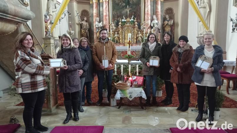 Nach dem Gedenkgottesdienst übergab der Vorstand des katholischen Landvolks Spenden an die Kinder- und Jugendgruppen der Pfarreien Beidl und Stein (von links): Luzia Richtmann (KLB Beidl/Stein), Nicole Krämer-Wolfrum (Grashüpfer), Klara Buckenlei und Sandra Zölch (KLB Beidl/Stein), Philipp Zölch (Lollipops), Sabrina Frank und Nicole Fischer (Eisbären), Marina Schedl (KLB Beidl/Stein), Kerstin Ziegler (Kinderchor Beidl). Bild: KLB Beidl/Stein/exb