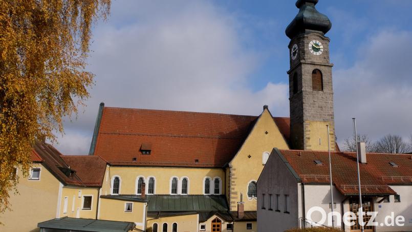 Seit Monaten ungewohnt: Kirchturm und Pfarrkirche ohne die prägenden Kreuze. Bild: le