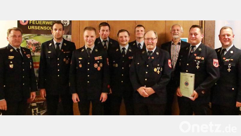 Zweiter Vorsitzender Alexander Graf (links) und Kommandant Thorsten Michel (rechts) sprechen Ehrungen und Beförderungen aus. Bild: egl