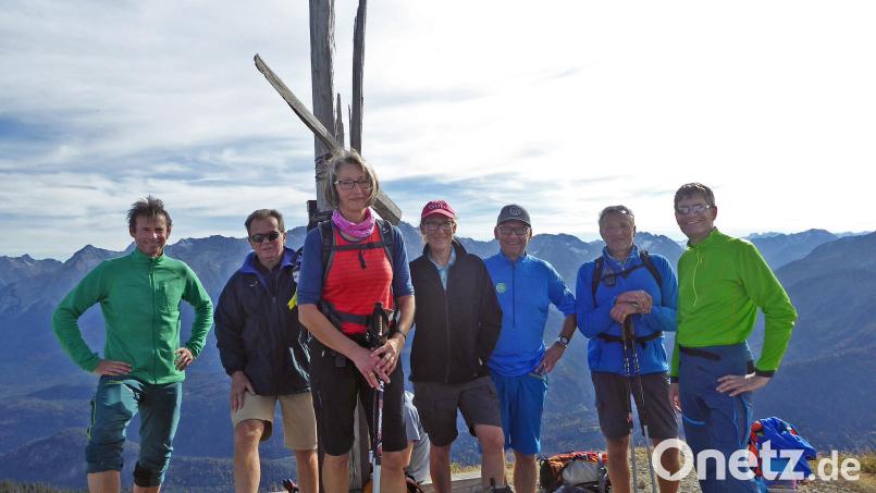 Markus Prechtl, Gerhard Glöckner, Karin Hollmann, Birgit Schelter, Rainer Rahn, Anton Hollmann und Sven Hackl auf dem 2052 Meter hohen Gipfel der Schellschicht, im Hintergrund das Zugspitz-Massiv. Bild: Alpenverein Marktredwitz/exb