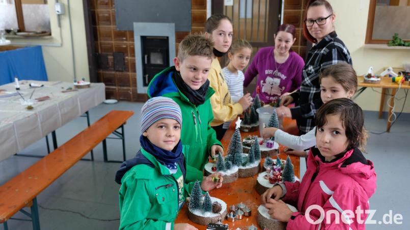 Eine begeisterte Kinderschar bastelte in Tremmersdorf unter Anleitung von Jessica und Sonja Müller an dekorativem Adventsschmuck. Bild: do