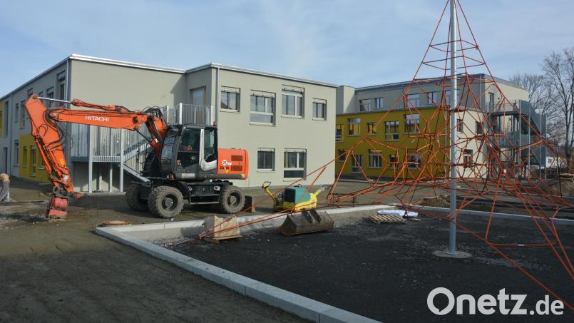 Investitionen in Kindergärten und Schulen kosten Millionen. In Mitterteich kommt die Stabilisierungshilfe hier zum Einsatz. Die Stadt hat einen neuen Kinderhort mit Ganztagsbetreuung gebaut und die Grundschule (Gebäude rechts) saniert. Bild: jr