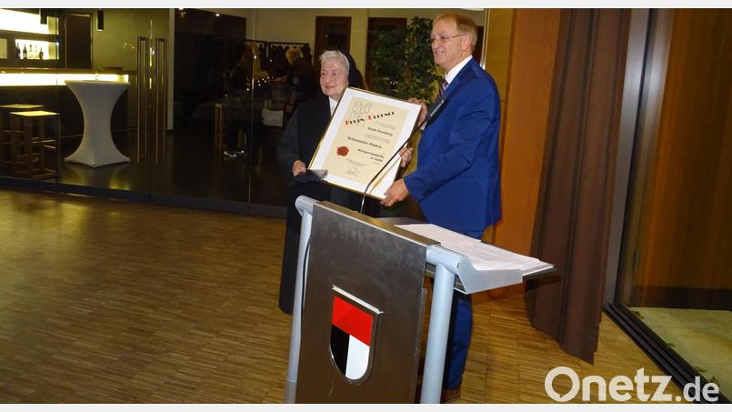 Die gebürtige Mehlmeiselerin Schwester Pietro Prechtl (links) erhielt aus den Händen des Parsberger Bürgermeisters Josef Bauer (rechts) die Bürgermedaille in Gold der Stadt Bild: apr