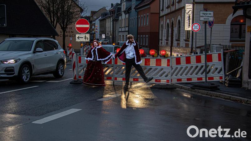 Durch die vielen gleichzeitigen Baumaßnahmen in der Klosterstadt wird es schwierig zum Faschingszug nach Münchenreuth zu kommen. Auf dieser Bildmontage überzeugte sich das Prinzenpaar von der Situation vor Ort. Bild: Schlüsselclub Münchenreuth/exb (M)