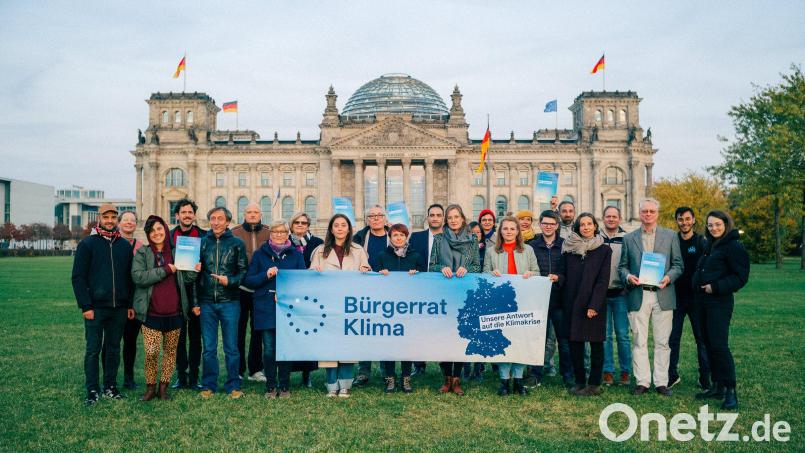 Der „Bürgerrat Klima“ drehte vor dem Berliner Reichtagsgebäude einen Film um die Parteien des Deutschen Bundestags eindringlich an ihre Verantwortung zum Schutz des Klimas zu erinnern. Mitwirkende an den zweitägigen Dreharbeiten war Katharina König (vorne, Sechste von links). Bild:  Katharina König