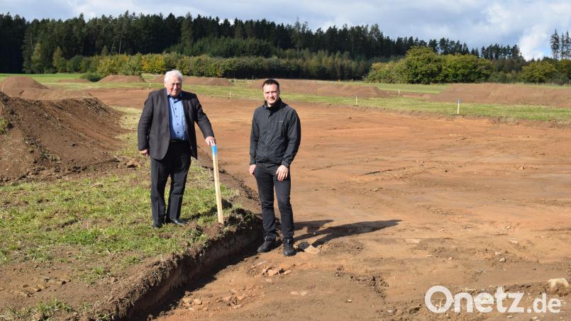 Im Baugebiet &quot;Hüthberg Nord&quot; haben die Erschließungsarbeiten begonnen. Bürgermeister Hans Wilhelm (links) und Geschäftsstellenleiter Thomas Prey (rechts) machen sich ein erstes Bilde von den Arbeiten. Bild: bnr