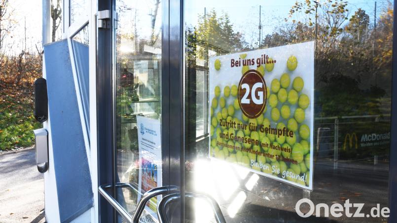 Dieses Schild am TC Postkeller hing nur wenige Stunden am Eingang. Denn mittlerweile dürfen auch wieder ungeimpfte Kinder ab 12 Jahren am Sport teilnehmen. Vorerst. Bild: Gabi Schönberger