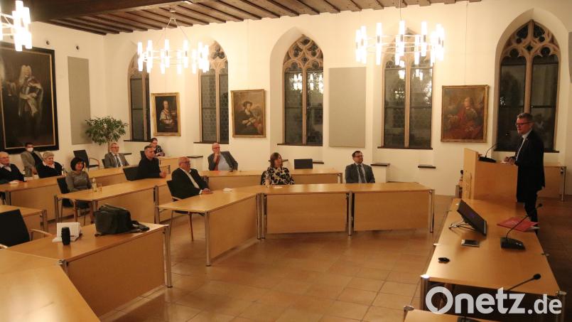 Bürgermeister Michael Göth (rechts) gibt einen Empfang im Rathaus für den Bienenzuchtverein Sulzbach-Rosenberg, der 150 Jahre besteht. Bild: mfh