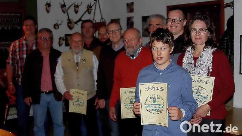 Zahlreiche Mitglieder wurden für ihre Treue zum Fischereiverein Wiesau mit Urkunden ausgezeichnet. Es gratulierten die Vereinsspitze und der Bürgermeister der Marktgemeinde Wiesau, Toni Dutz (Zweiter von links). Bild: wro