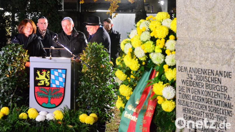 Pfarrerin Christiane Weber, Leonid Schaulov, Werner Friedmann, Pfarrer Alfons Forster und Oberbürgermeister Jens Meyer gedenken der jüdischen Opfer des Nationalsozialismus. Bild: Kunz