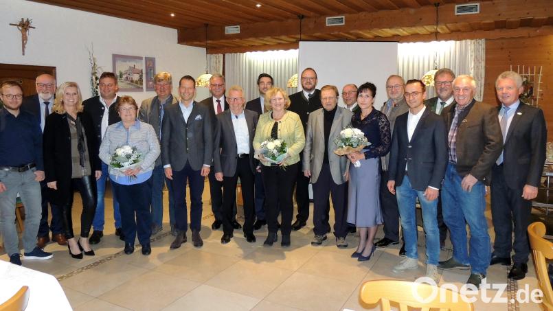 Die CSU würdigte beim gemeinsamen Ehrenabend der Kreistagsfraktion und der Kreisverbandes die Arbeit von ausgeschiedenen Kreisrätinnen und Kreisräten sowie Mitgliedern der Kreisvorstandschaft und der Ortsverbände. Bild: mor
