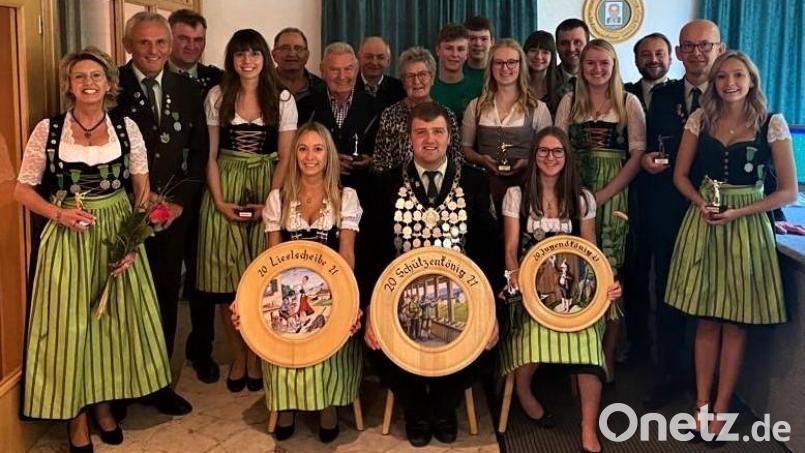 Die Schützengesellschaft D'Fensterbachtaler kürt ihre neuen Würdenträger (sitzend, von links): Schützenliesl Patrizia Schäffer, Schützenkönig Markus Schadl und Jugendkönigin Johanna Fruth; stehend (von links): Petra Donhauser, Alfred Schadl, Schützenmeister Franz Fruth, Michaela Schäffer, Alfred Flierl, Heinz Müller, Zweiter Bürgermeister Franz Weiß, Edeltraud Müller, Andreas Heldmann, Martin Fischer, Simone Heldmann, Carina Fischer, Stefan Schadl, Franziska Fruth, Günther Rumpler, Willi Donhauser und Corinna Donhauser. Bild: Petra Donhauser/exb