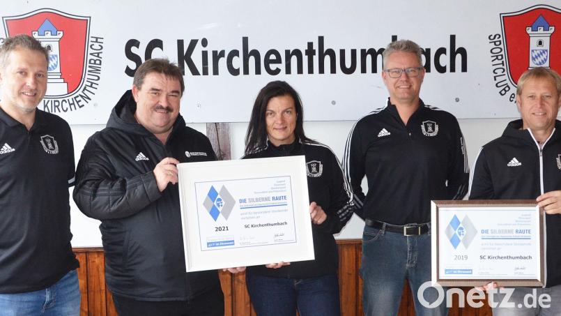 Die Verantwortlichen des SC Kirchenthumbach freuen sich über die Auszeichnung mit der &quot;Silbernen Raute&quot;: (von links) Gerhard Fronhöfer, Christoph Kellner, Martina Heindl, Stephan Schmidt und Josef Reisner. Bild: ü