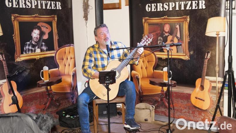 Gery Gerspitzer begeisterte das Neunburger Publikum in der Alten Seilerei mit den Liedern seines Idols Fredl Fesl. Bild: wel