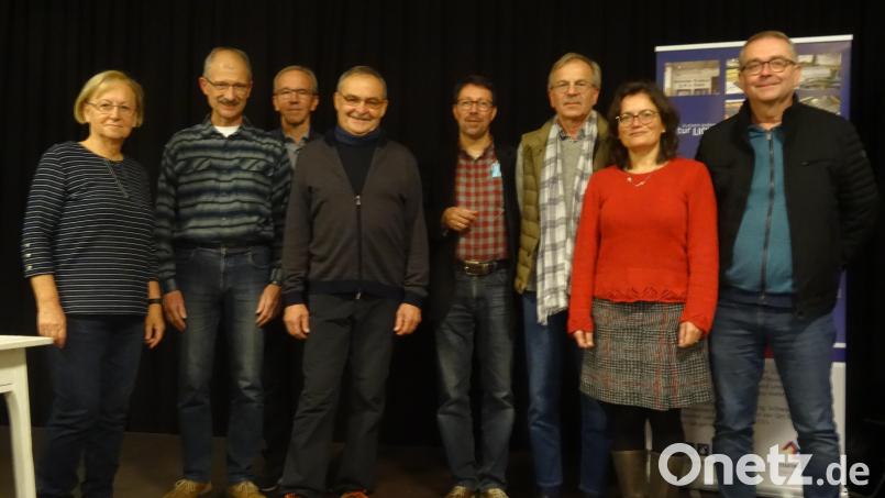 Sie führen den Förderkreis des Seidel-Saals in die Zukunft: (von rechts) die Beisitzer Harald Wirth, Bruni Lommer und Werner Häusler, die Vorsitzenden Markus Lommer und Heinz-Ulrich Schmidt, daneben Revisor Werner Dürgner, Schatzmeister Rainer Koch und Revisorin Marga Klameth. Nicht im Bild ist die Schriftführerin Sigrid Pilhofer. Bild: hka